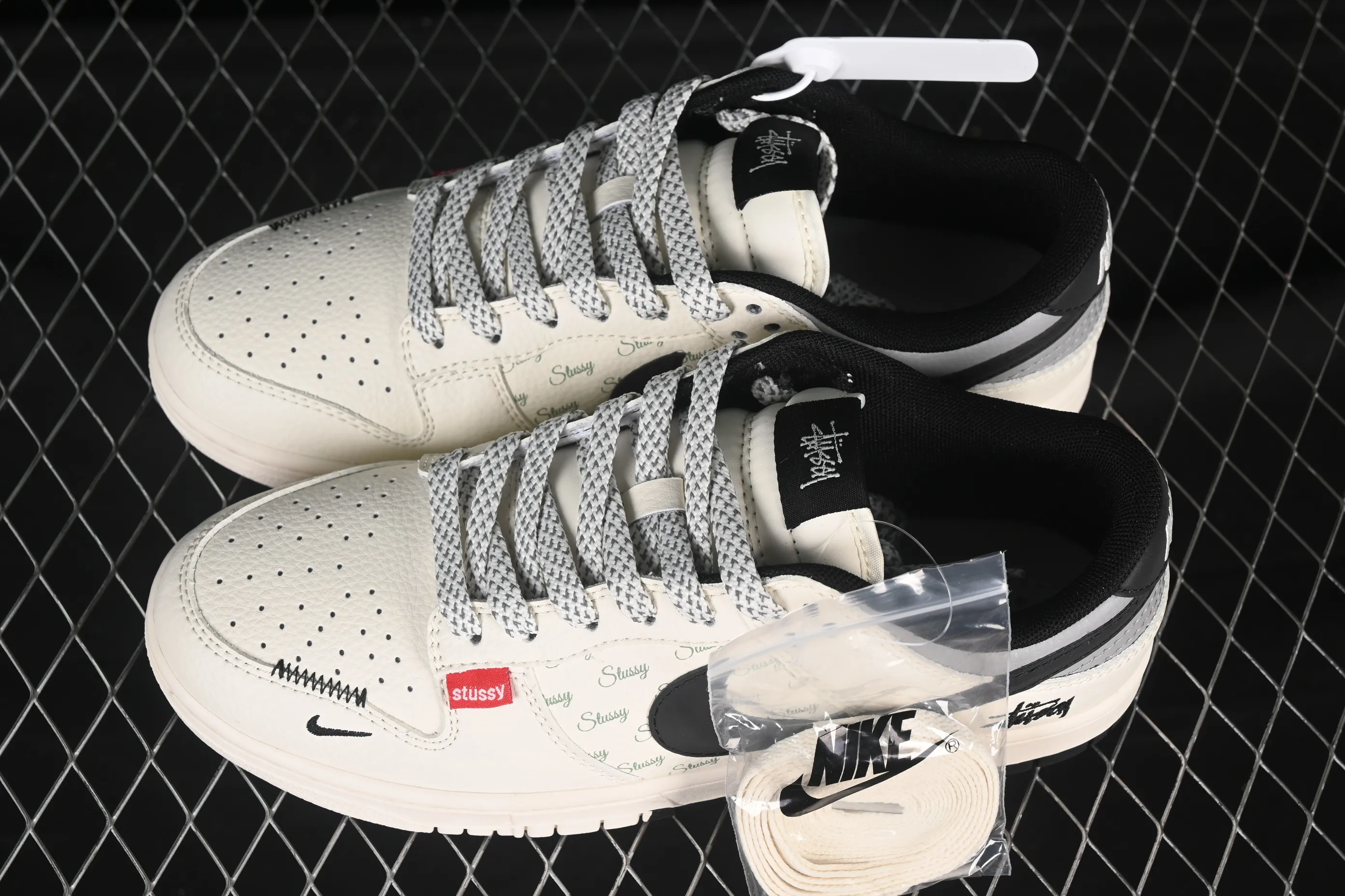 All categories Nk SB Dunk Series Nk SB Dunk Low High-end customized low-top sneakers Nike SB Dunk Low Stusi co-branded three-dimensional black hook Anniversary high-end customized low-top casual sneakers XS6089-537
